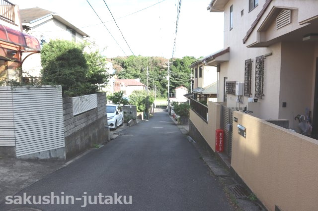八千代台東２丁目　中古戸建の前面道路含む現地写真|南西側４ｍ位置指定道路　
