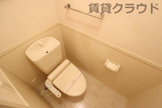 サンプットコートのトイレ|今では必須の方も多いのでは？温水洗浄便座付き！