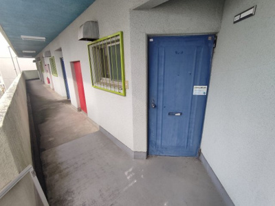 【エントランス】 | コーポ明 | 堅牢な玄関！柵付きで泥棒もシャットアウト！