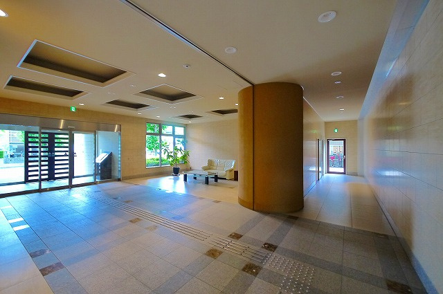 リベ・グラート平城山ステーションフロントのエントランス