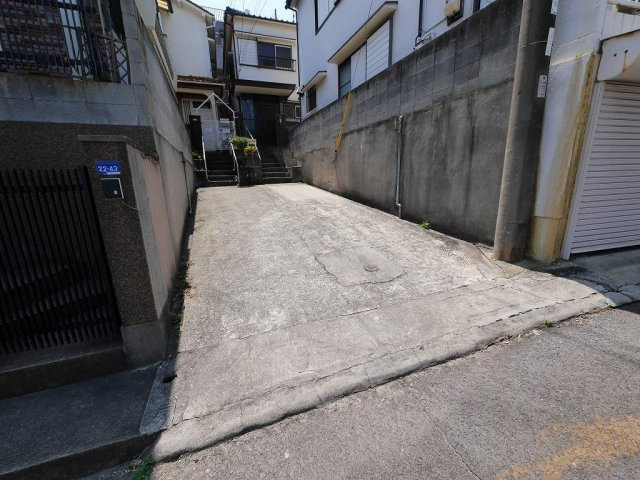 千鳥が丘３丁目戸建の駐車場|サイズは現地要確認（３ナンバー不可）
