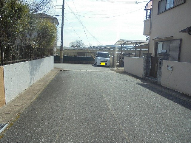 三田市西相野　中古戸建の前面道路含む現地写真