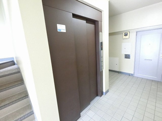 【その他共用部分】 | お買い物時やベビーカーの出し入れに便利なエレベーター付です。