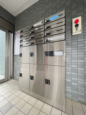 【エントランス】 | ルネス・ヴィエルジュ | 共用エントランスには宅配BOXがあるので荷物の受け取りもスムーズに♪再配達の手間がかからないのが魅力♪