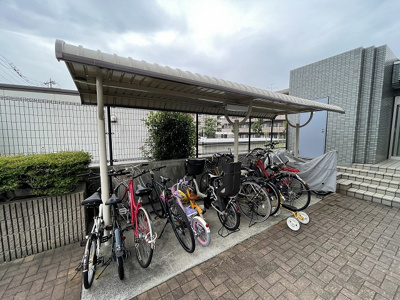 【その他共用部分】 | ルネス・ヴィエルジュ | 屋根付きの駐輪場で雨が降っても大切な自転車が濡れなくてすみますね♪荷物が重いときに自転車があれば助かりますね！