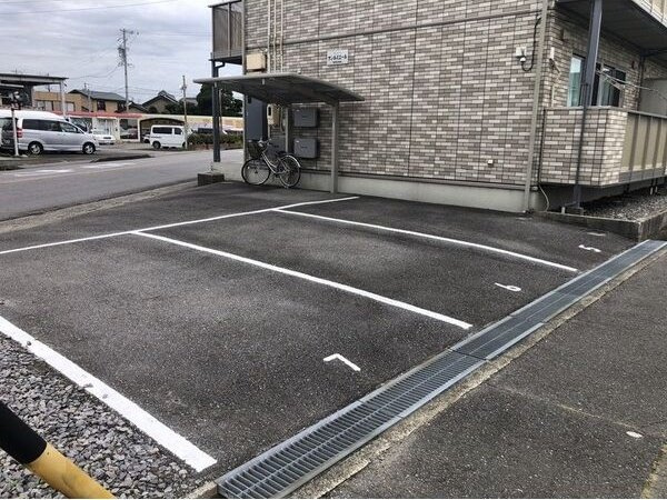 サンルミエールの駐車場