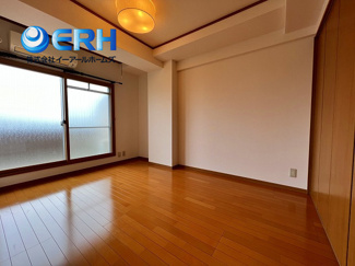 【洋室】 | サンシャイン垂水 | 洋室も6帖ありますので、大型ベッドも置いても大丈夫です。