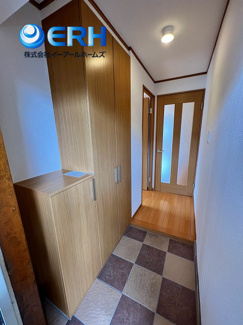 【玄関】 | サンシャイン垂水 | 玄関収納もたっぷりでクツが多い方も安心です。