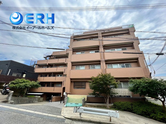 【外観】 | サンシャイン垂水 | 大切な愛車を雨風から守ってくれる地下駐車場権利付きです。