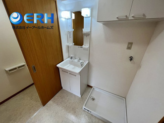 【独立洗面台】 | サンシャイン垂水 | 朝の忙しい時間も広々シャンプードレッサーがあればらくらくです。