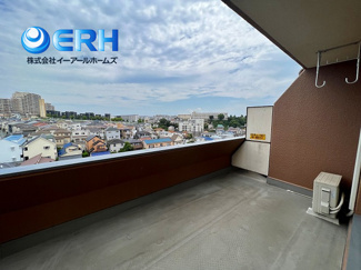 【バルコニー】 | サンシャイン垂水 | テーブルやイスなどを置いて頂ければ、オープンカフェみたいに楽しめる広々としたバルコニーです。周りの目線も気になりません。