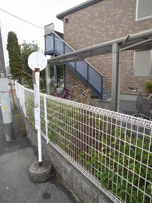 【エントランス】 | エクセル9 | バス停目の前。雨が降っても安心です。