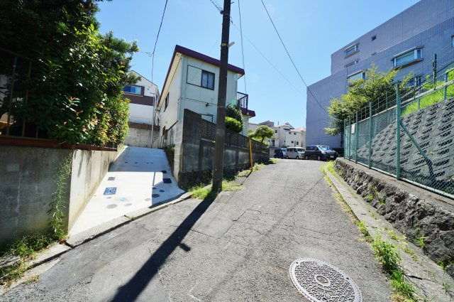 【横浜市保土ケ谷区狩場町422-58新築戸建てA号棟】★仲介手数料無料★（瀬戸ヶ谷小学校・岩崎中学校）の前面道路含む現地写真|接道幅員は約4.5mございます。