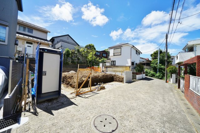 【横浜市保土ケ谷区桜ケ丘１丁目15-11新築戸建て】★仲介手数料無料★（桜台小学校・岩崎中学校）の前面道路含む現地写真|接道幅員は約4.5mございます。