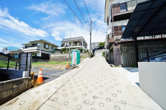 【横浜市保土ケ谷区新井町87新築戸建て】★仲介手数料無料★（上菅田笹の丘小学校・新井中学校）の前面道路含む現地写真|住環境に配慮された第一種低層住居専用地域です。