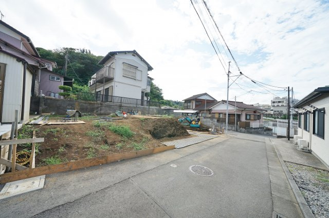 【保土ケ谷区今井町1368-15新築戸建て】（今井小学校・橘中学校）の前面道路含む現地写真|北東側が幅員約4mの道路に面しています。