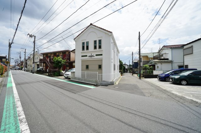 【保土ケ谷区狩場町303-270新築戸建て】★仲介手数料無料★（瀬戸ヶ谷小学校・岩崎中学校）の前面道路含む現地写真|開放感が魅力の角地。