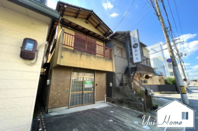 【外観】 | 宇治市莵道丸山　中古戸建 | 駐車1台が可能ですヽ(^。^)ノ収益物件としてもお考えいただけます《想定家賃：月9万円　年間予定収入：120万円　表面利回り：11％》