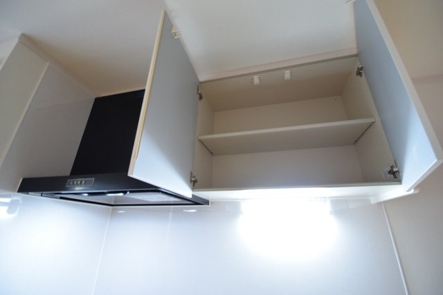 シャルムの設備|キッチン上部に棚あります