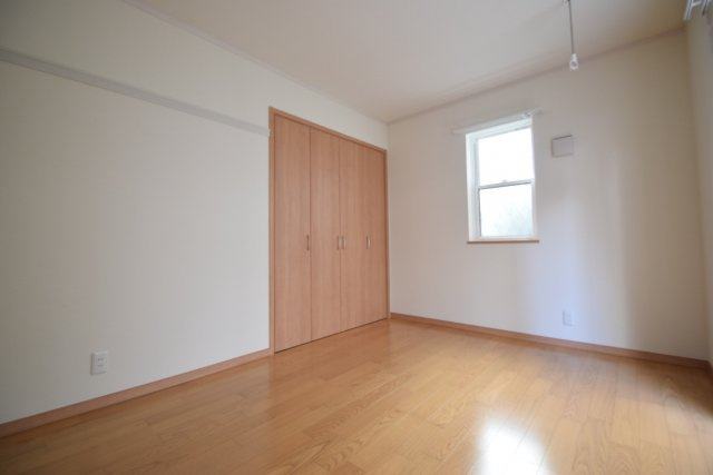 シャルムの居間・リビング|小窓付きで明るいです