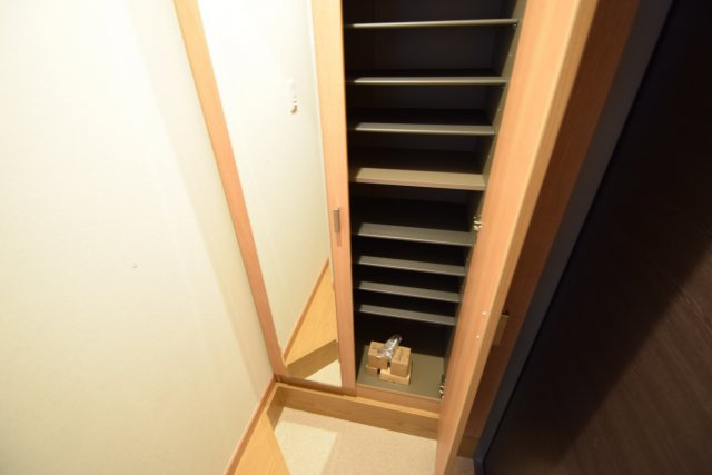 シャルムの玄関|下駄箱に姿見付いています