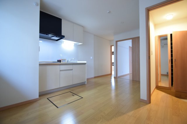 シャルムの居間・リビング|広々ダイニングです