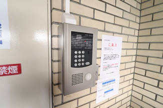 【エントランス】 | 正面入口、裏口入口もオートロックで管理会社・管理人がしっかり防犯対策をしています。
