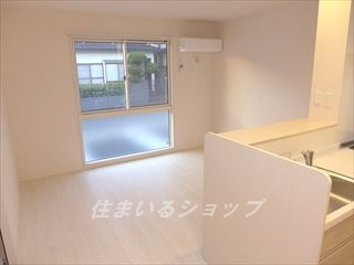 広島市安佐北区口田南９丁目のアパートの居間・リビング|人気の対面キッチン。エアコン付き！