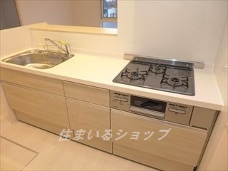 広島市安佐北区口田南９丁目のアパートのキッチン|３口ガスコンロ・グリル・床下収納あり