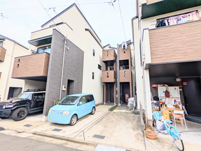 【外観】 | 墨田区立花６丁目中古戸建 | 普通車＋コンパクトカーであれば２台駐車可能です。