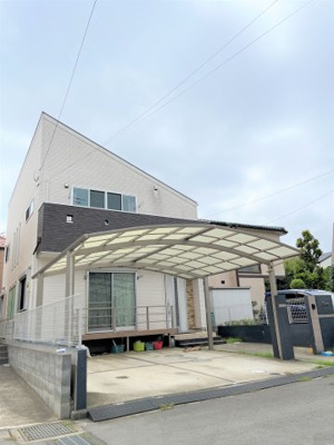 【外観】 | 船橋市上山町中古戸建 | 2台分のスペースを確保している、カーポート付駐車場。前面道路は6ｍと広く、車の通り抜けができない為、閑静な住居となっております。