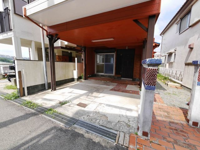 鈴蘭台東町3丁目戸建の駐車場|2台分のスペース（サイズは現地要確認）