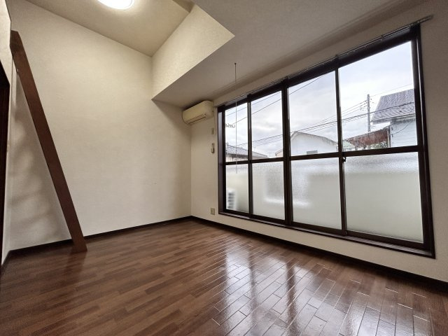 アパートメントKABEの居間・リビング