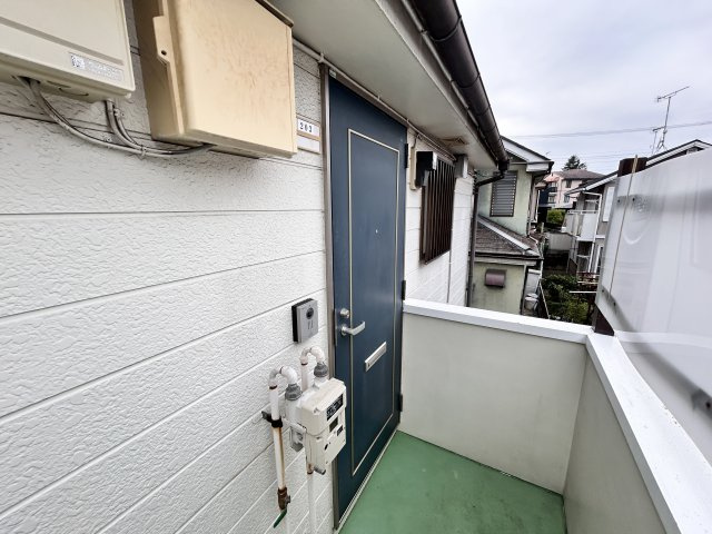 アパートメントKABEの玄関