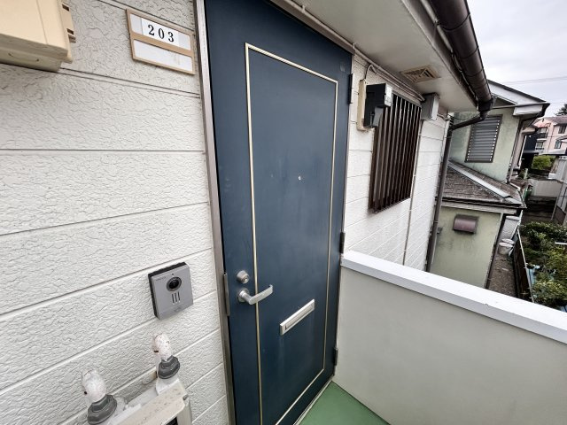 アパートメントKABEの玄関