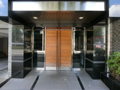 【エントランス】 | センチュリー西八王子II | シンプルながら、それでいて雨対策もシッカリと考えられたエントランス。マンション全体の雰囲気がワンランクアップ。