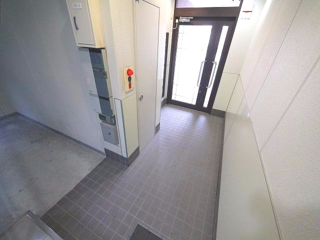 MKビルのエントランス