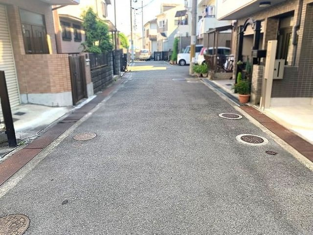 郡津1丁目　中古一戸建ての前面道路含む現地写真