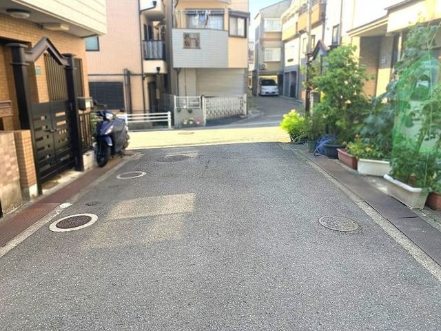 郡津1丁目　中古一戸建ての前面道路含む現地写真