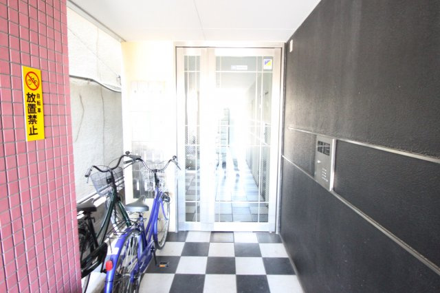 セレブコート近大前のエントランス