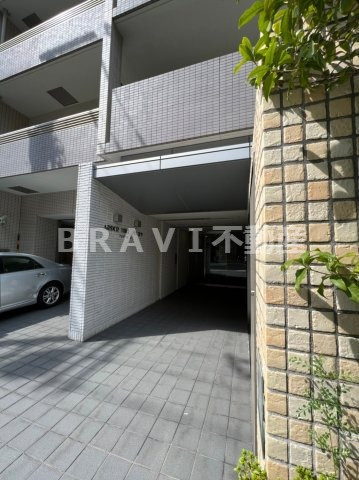 アルデールヒル内久宝寺　BRAVI不動産のエントランス|【アルデールヒル内久宝寺】ゆとりのあるエントランスです