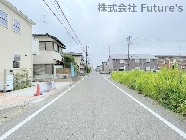 吉川市高富　新築戸建　全1棟の前面道路含む現地写真|前面道路・東側6ｍ公道です。