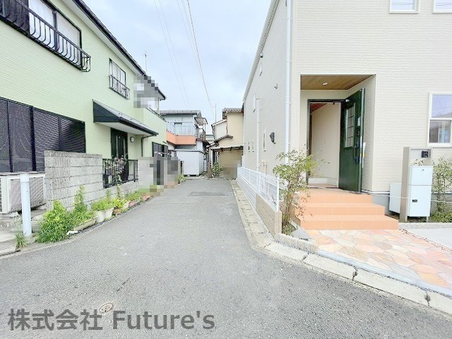 吉川市高富　新築戸建　全1棟の前面道路含む現地写真|前面道路・北側4ｍ私道です。