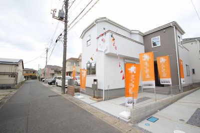 【前面道路含む現地写真】 | 彦成1号棟3380 | きれいな外観です