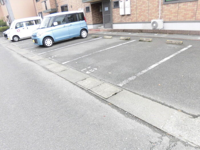 セジュール小森野ⅡA棟の駐車場