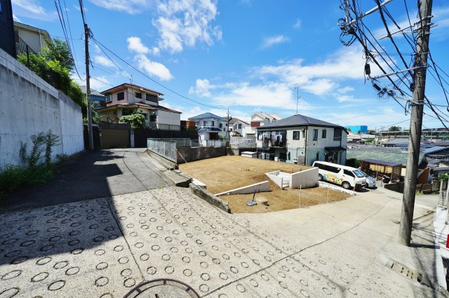 【横浜市保土ケ谷区岡沢町11-20新築戸建て２号棟】（峯小学校・宮田中学校）の前面道路含む現地写真|周辺環境も合わせて、ぜひ現地をご覧ください。