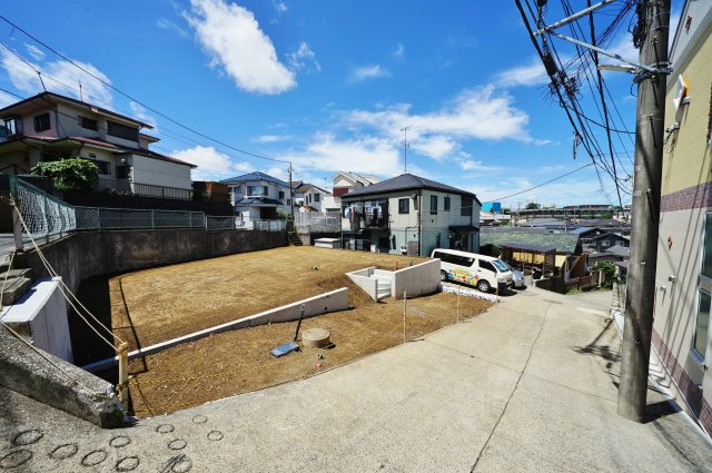 【横浜市保土ケ谷区岡沢町11-20新築戸建て２号棟】（峯小学校・宮田中学校）の前面道路含む現地写真|完成が楽しみですね。