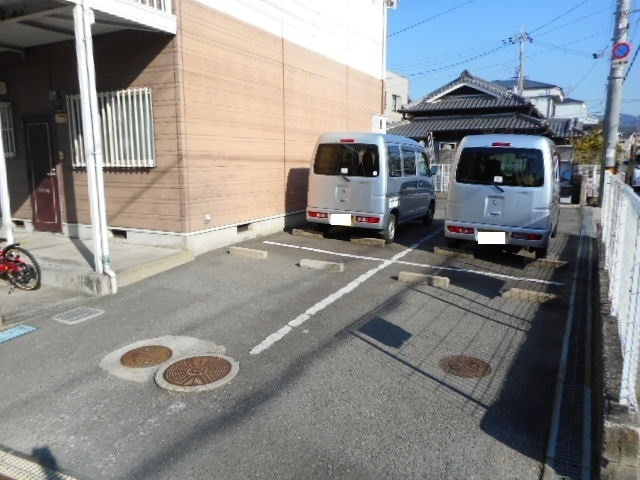 サンメゾン太子の駐車場