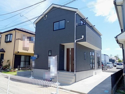 【外観】 | ●カースペース２台●ＬＤＫ１８帖／新築４ＬＤＫ！茅ヶ崎市萩園 | 陽当りの良い現地です。玄関前にはポストとは別に宅配BOXが付いてます。留守でも受け取れる便利さは今のニーズにピッタリです！カースペースも２台分あって来客用としても便利に使えます♪