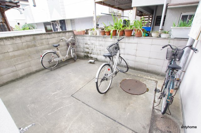 アパートメントSUITA 仲介手数料無料の駐車場